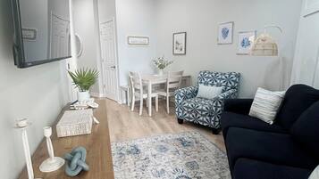 TV connectée, baby-foot, livres