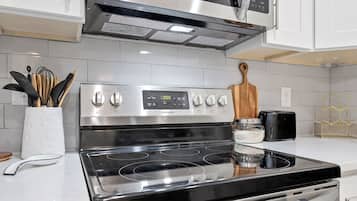 Fridge, microwave, stovetop, dishwasher