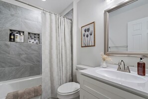 Dusche, Haartrockner, Handtücher, Seife