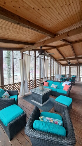 Serene Lakefront Cottage Home, relax and enjoy! Walk right to the water.