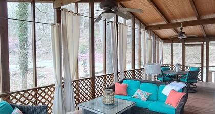 Serene Lakefront Cottage Home, relax and enjoy! Walk right to the water.