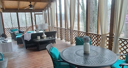 Serene Lakefront Cottage Home, relax and enjoy! Walk right to the water.