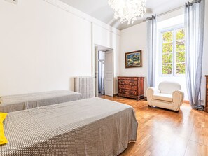 3 chambres, fer et planche à repasser, accès à Internet