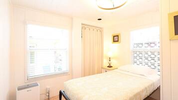 2 bedrooms, iron/ironing board, WiFi, bed sheets