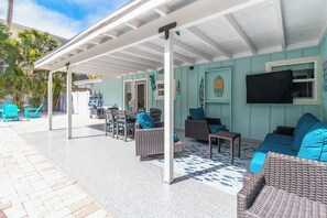 Outdoor dining - Barefoot Bungalow W/Pool and 1 block to beach (Siesta key)
