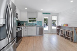 電子レンジ、コンロ、食器洗い機、コーヒー / ティーメーカー