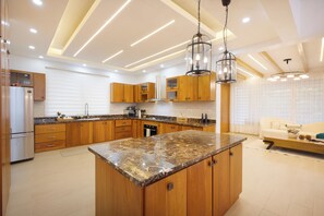 Een koelkast, een microgolfoven, een oven