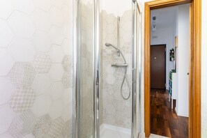 シャワー、ヘアドライヤー、ビデ