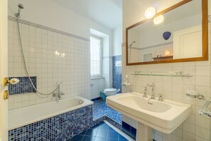 Regadera, secadora de cabello, bidet 