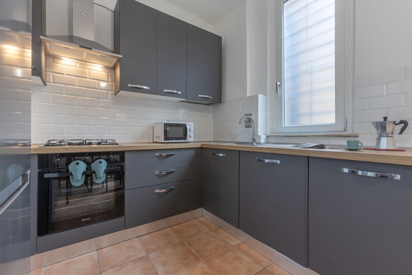 冷蔵庫、電子レンジ、オーブン、コンロ