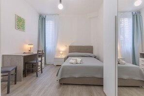 3 bedrooms, desk, iron/ironing board, WiFi - GuestHost - Modern 96 sqm apartment, perfect for 5 people, located on the first floor of a building with lift (twenty steps to access it). The accommodation is located in a strategic position, just a 4-minute walk from the Parco 11 Settembre 2001 and a 6 (Bologna)