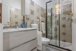 Shower, hair dryer, bidet, towels
