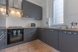 Kylskåp, mikrovågsugn, ugn och spishäll