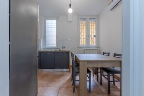Dining - GuestHost - Modern 96 sqm apartment, perfect for 5 people, located on the first floor of a building with lift (twenty steps to access it). The accommodation is located in a strategic position, just a 4-minute walk from the Parco 11 Settembre 2001 and a 6 (Bologna)