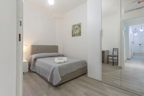 3 slaapkamers, een bureau, een strijkplank/strijkijzer, wifi