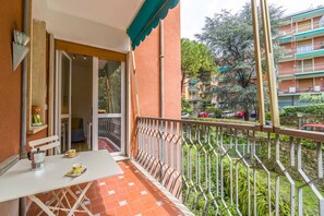 Outdoor dining - GuestHost - Cozy apartment perfect for 4 people is located in a hilly area just 500 meters from the centre, the sea and the train station - the strategic position for visiting Camogli and the Riviera! The accommodation is equipped with all the comforts t (Camogli)