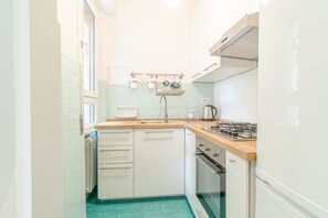 Kühlschrank, Ofen, Herdplatte, Kochgeschirr/Geschirr/Besteck