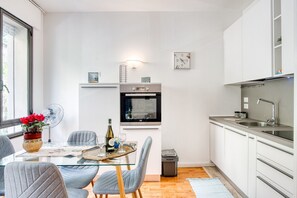 Kjøleskap, ovn, kokeplater og oppvaskmaskin