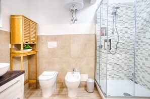 Douche, sèche-cheveux, bidet, serviettes fournies