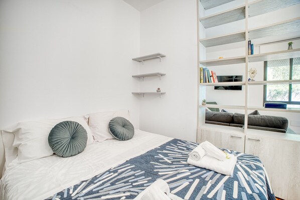 Tabla de planchar con plancha, wifi, ropa de cama