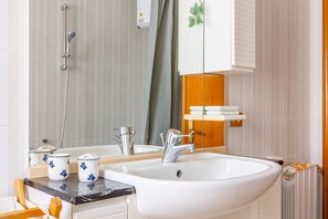 Secador de cabelo, bidê, toalhas de banho, papel higiênico