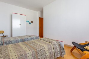 2 bedrooms, iron/ironing board, WiFi