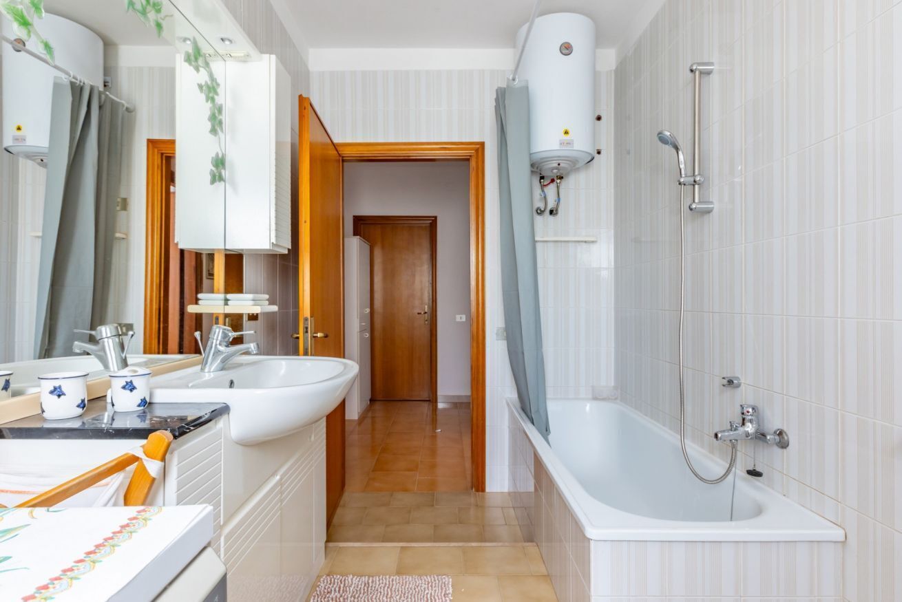 Haartrockner, Bidet, Handtücher, Toilettenpapier