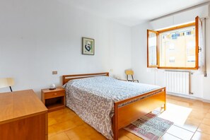 2 bedrooms, iron/ironing board, WiFi
