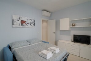 1 habitación, tabla de planchar con plancha, wifi y ropa de cama