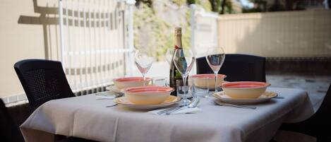 تناول الطعام بالخارج