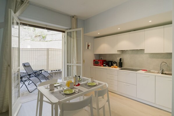 Fridge, microwave, stovetop, dishwasher