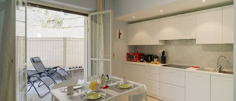 Réfrigérateur, micro-ondes, plaque de cuisson, lave-vaisselle