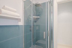 Douche, sèche-cheveux, bidet