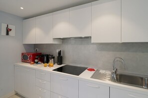 Réfrigérateur, micro-ondes, plaque de cuisson, lave-vaisselle