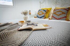 1 habitación, tabla de planchar con plancha y cuna de viaje 