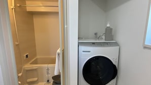 Deep-soaking bathtub, hydromassage showerhead, hair dryer, bathrobes - Hosty (Fukuoka)