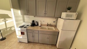 Kylskåp, mikrovågsugn, ugn och kaffe- och tebryggare