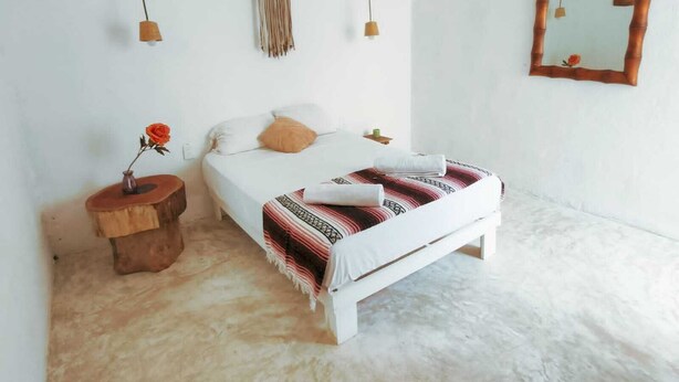 Minibar, tabla de planchar con plancha, wifi gratis y ropa de cama 