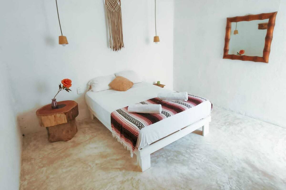 Habitación clásica, cocineta, en el área del patio | Minibar, tabla de planchar con plancha, wifi gratis y ropa de cama 