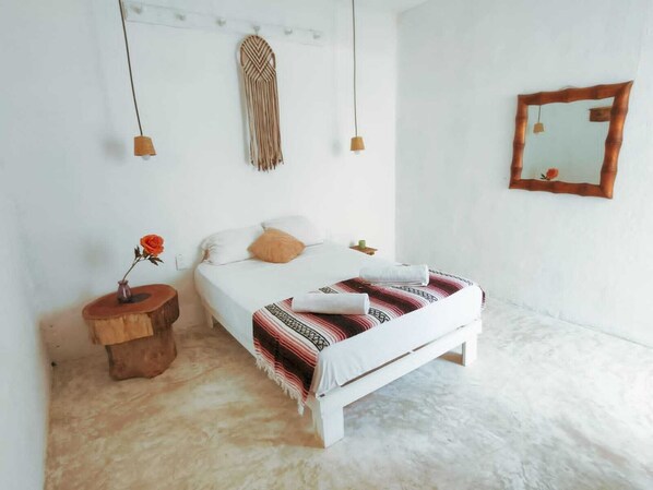 ห้องคลาสสิก, ห้องครัวขนาดเล็ก, ติดสวนหย่อม | มินิบาร์, เตารีด/โต๊ะรีดผ้า, Wi-Fi ฟรี, ผ้าปูที่นอน