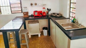 Minibar, tabla de planchar con plancha, wifi gratis y ropa de cama 