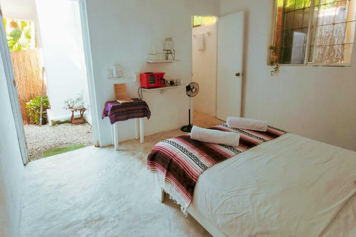 Cabaña Confort, cocineta, en el área del jardín | Minibar, tabla de planchar con plancha, wifi gratis y ropa de cama 