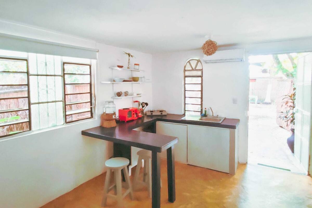 Cabaña familiar, 2 camas Queen size, cocina, en el área del jardín | Minibar, tabla de planchar con plancha, wifi gratis y ropa de cama 