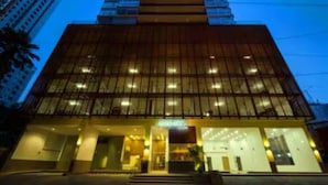 Ein modernes Hotel mit Glasfassade und einem markanten Eingang.