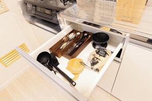 Geladeira, micro-ondas, cooktop, chaleira elétrica