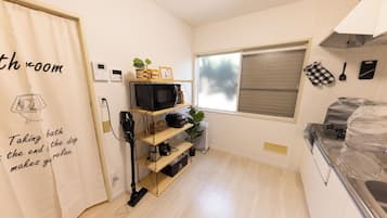 Refrigerador, microondas, parrilla de estufa y tetera eléctrica
