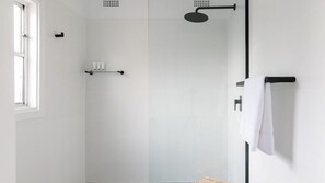 Dusche, Haartrockner, HandtĂŒcher
