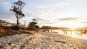 On the beach - No 5 Shoalhaven - 1 bed option (Shoal Bay)