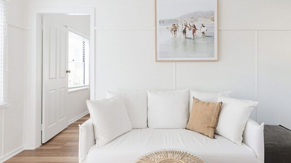 Smart TV - No 5 Shoalhaven - 1 bed option (Shoal Bay)