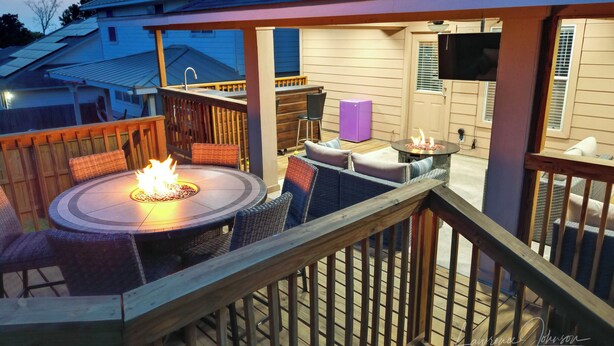 An outdoor patio with a round table, chairs, and a fire pit. - Cozy 4BR Retreat Near Randolph AFB & Ft Sam (Converse)